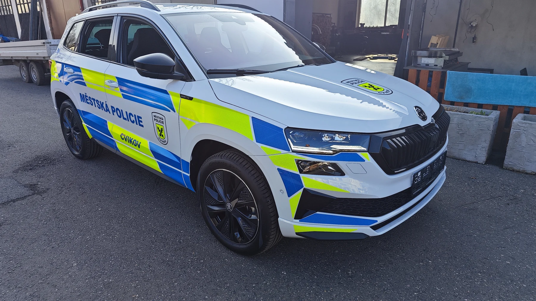 Škoda Karoq Městské policie Cvikov se znakem na kapotě a barevnými pásy na přídi
