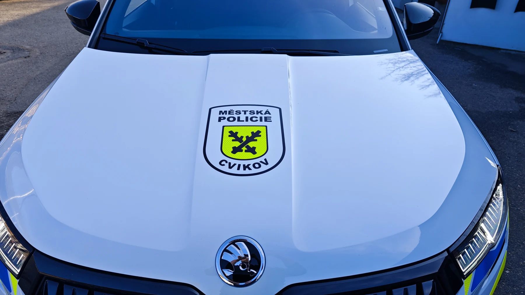 Detail kapoty Škody Karoq s nápisem Městská policie Cvikov