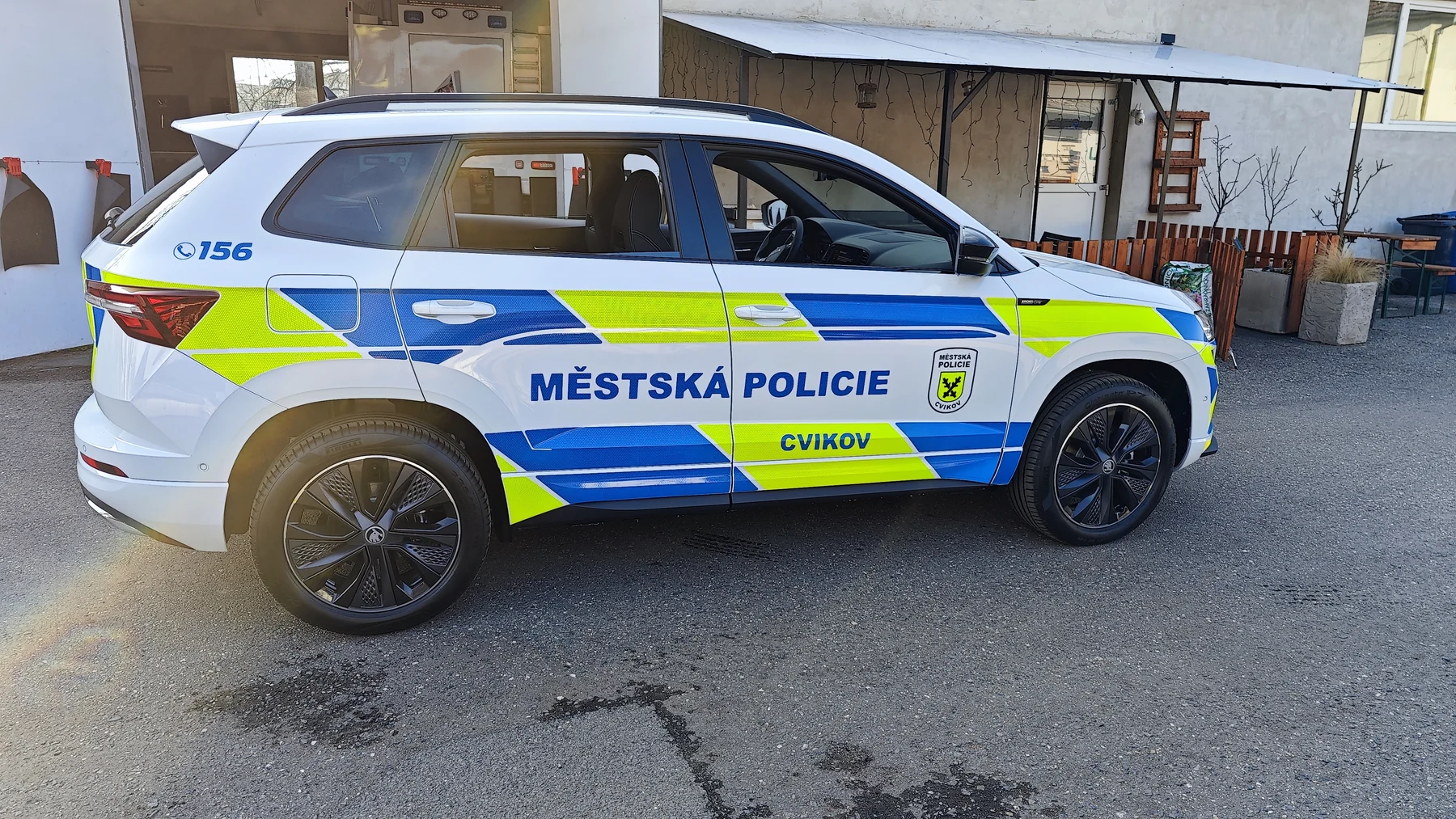 Boční pohled na policejní Škodu Karoq s modrožlutou grafikou