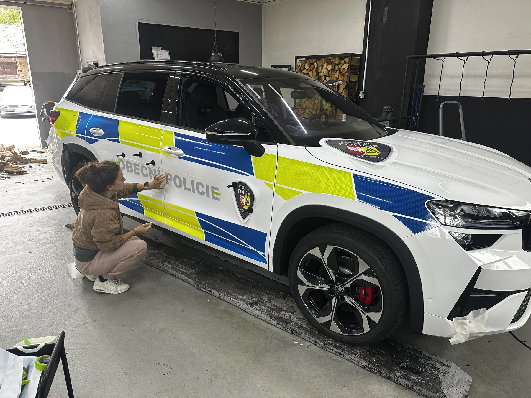 Aplikace boční grafiky na Škodu Kodiaq Obecní policie Vestec