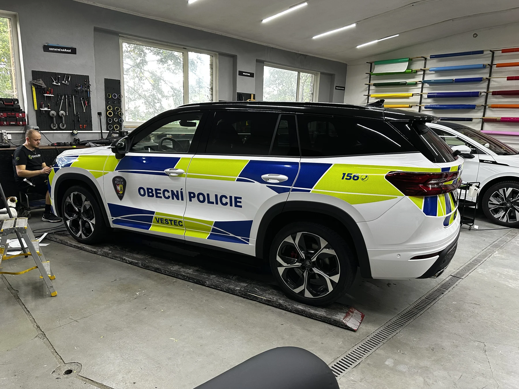 Boční pohled na Škodu Kodiaq s nápisem Obecní policie a znakem Vestce