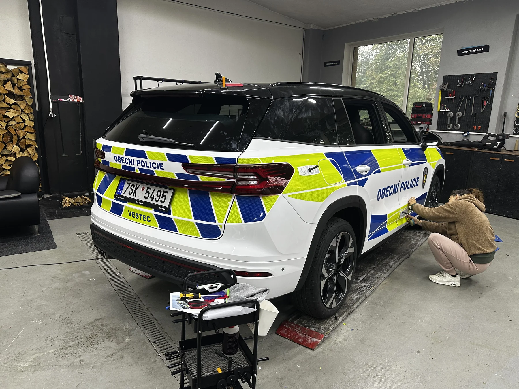 Dokončování zadního blatníku Škody Kodiaq s policejním polepem