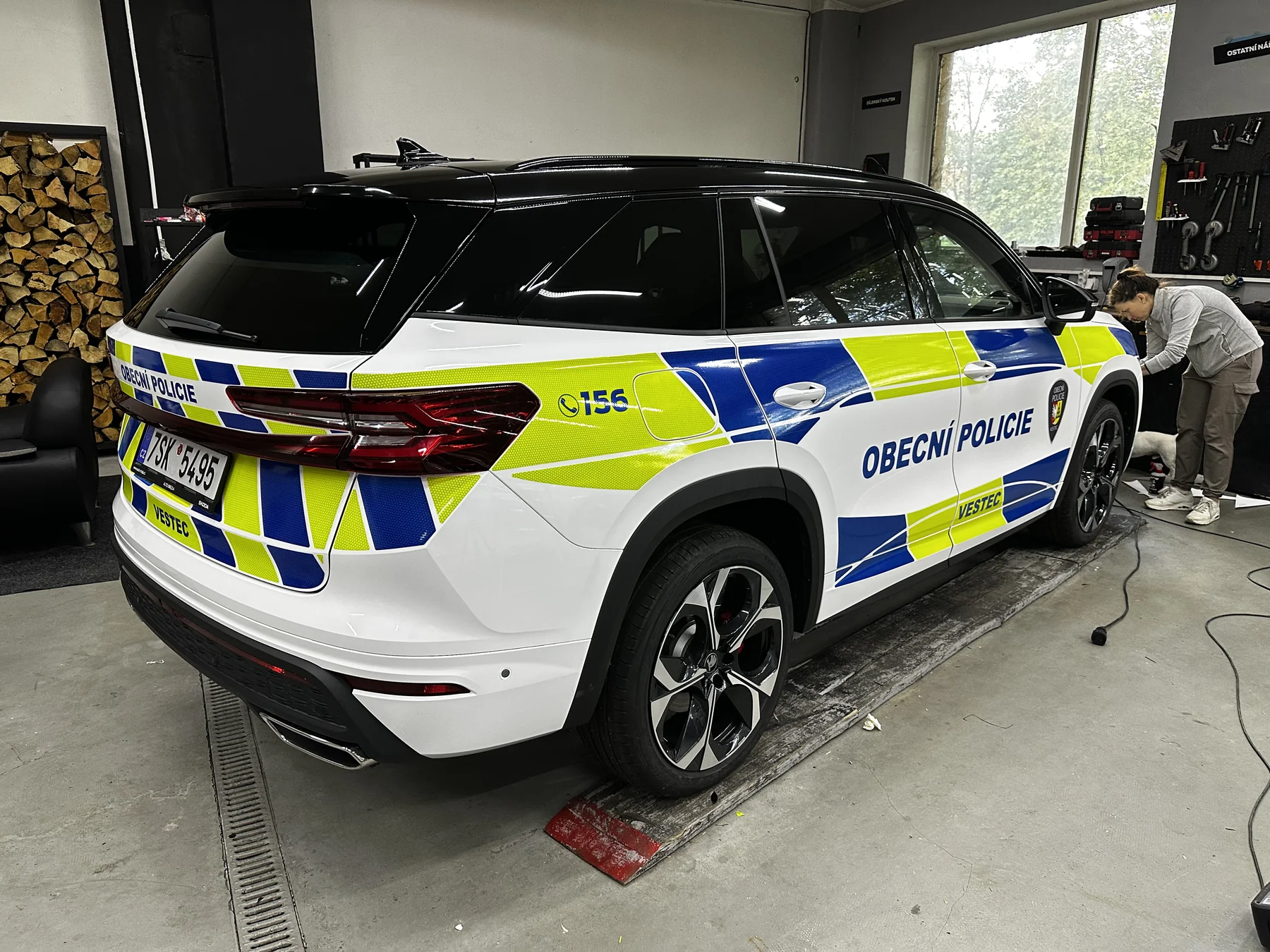 Škoda Kodiaq Obecní policie Vestec zezadu a z boku