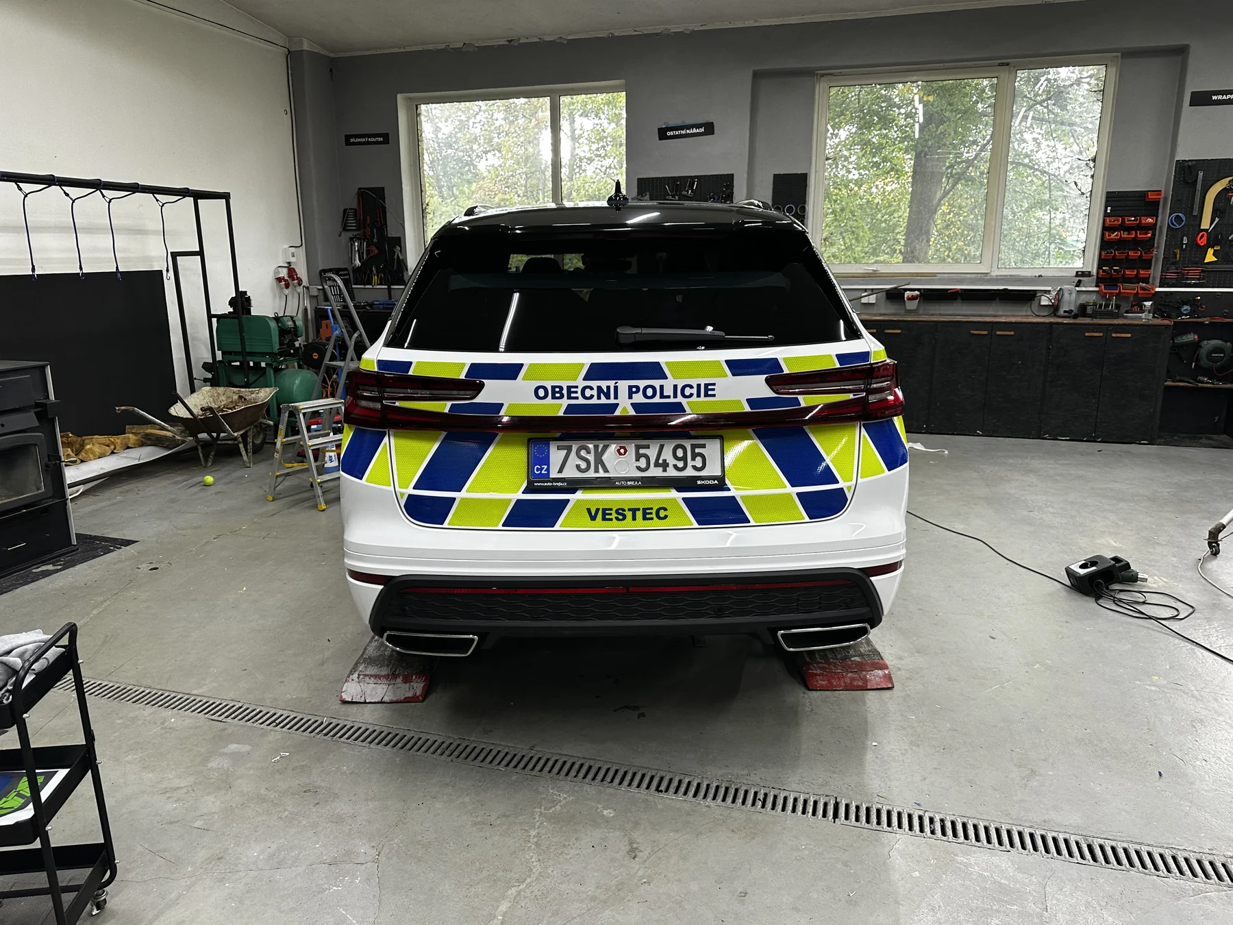 Zadní část Škody Kodiaq s modrožlutým značením Obecní policie Vestec