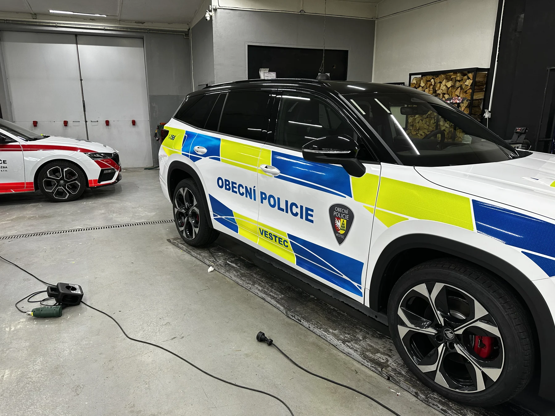 Detail bočního označení Obecní policie na Škodě Kodiaq