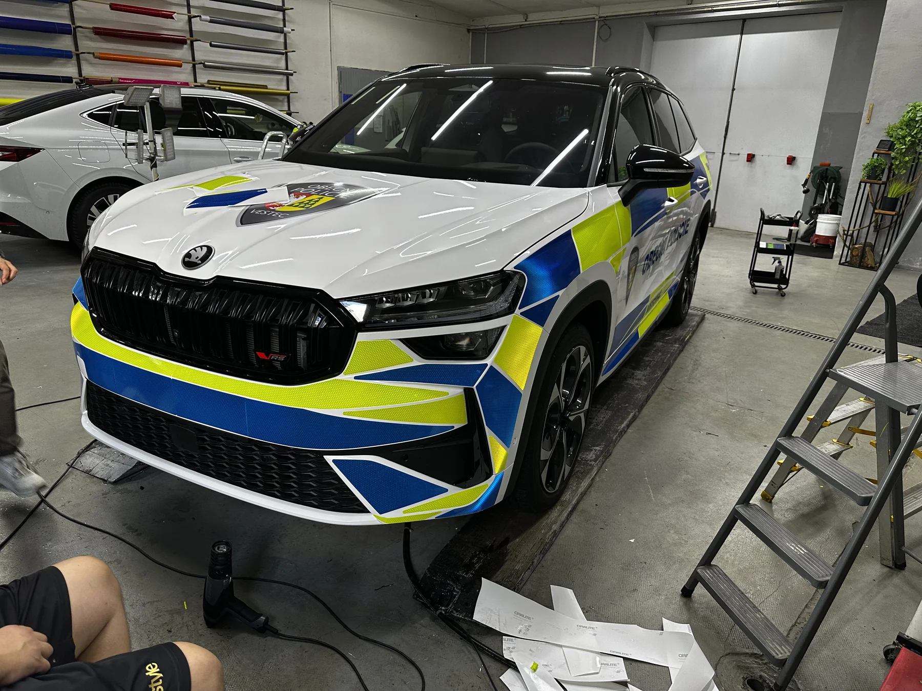 Bílá Škoda Kodiaq Obecní policie Vestec s modrožlutým polepem zepředu