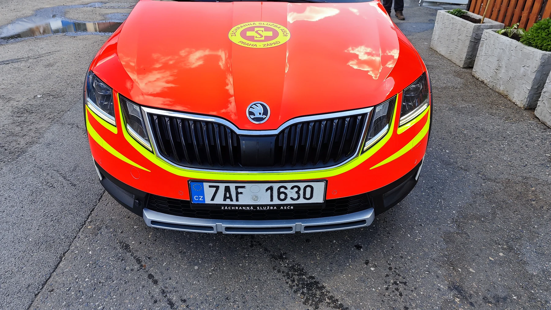 Detail oranžové kapoty Škody Octavia se symbolem ASČR