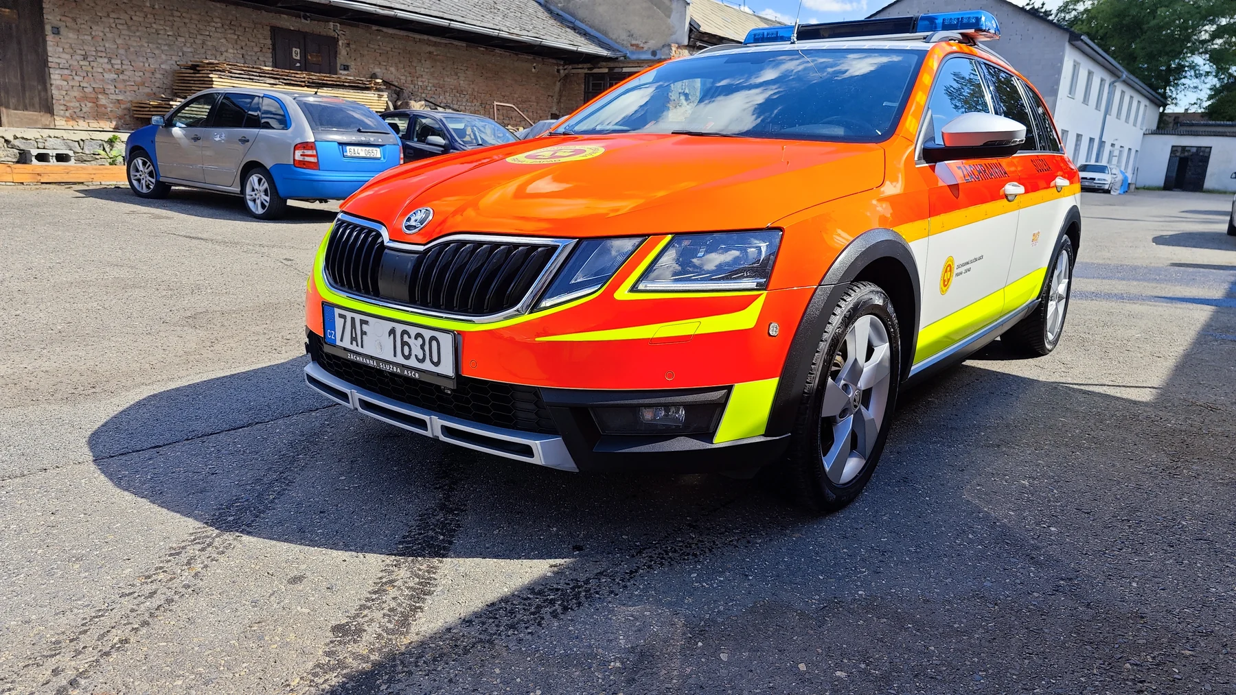 Škoda Octavia ASČR s oranžovou kapotou a žlutým značením zepředu