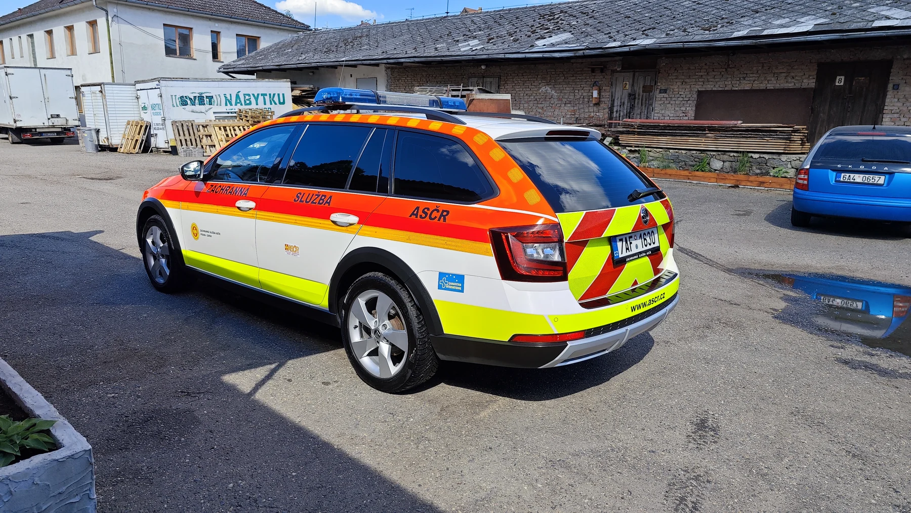 Zadní část Škody Octavia ASČR s červenožlutými pruhy