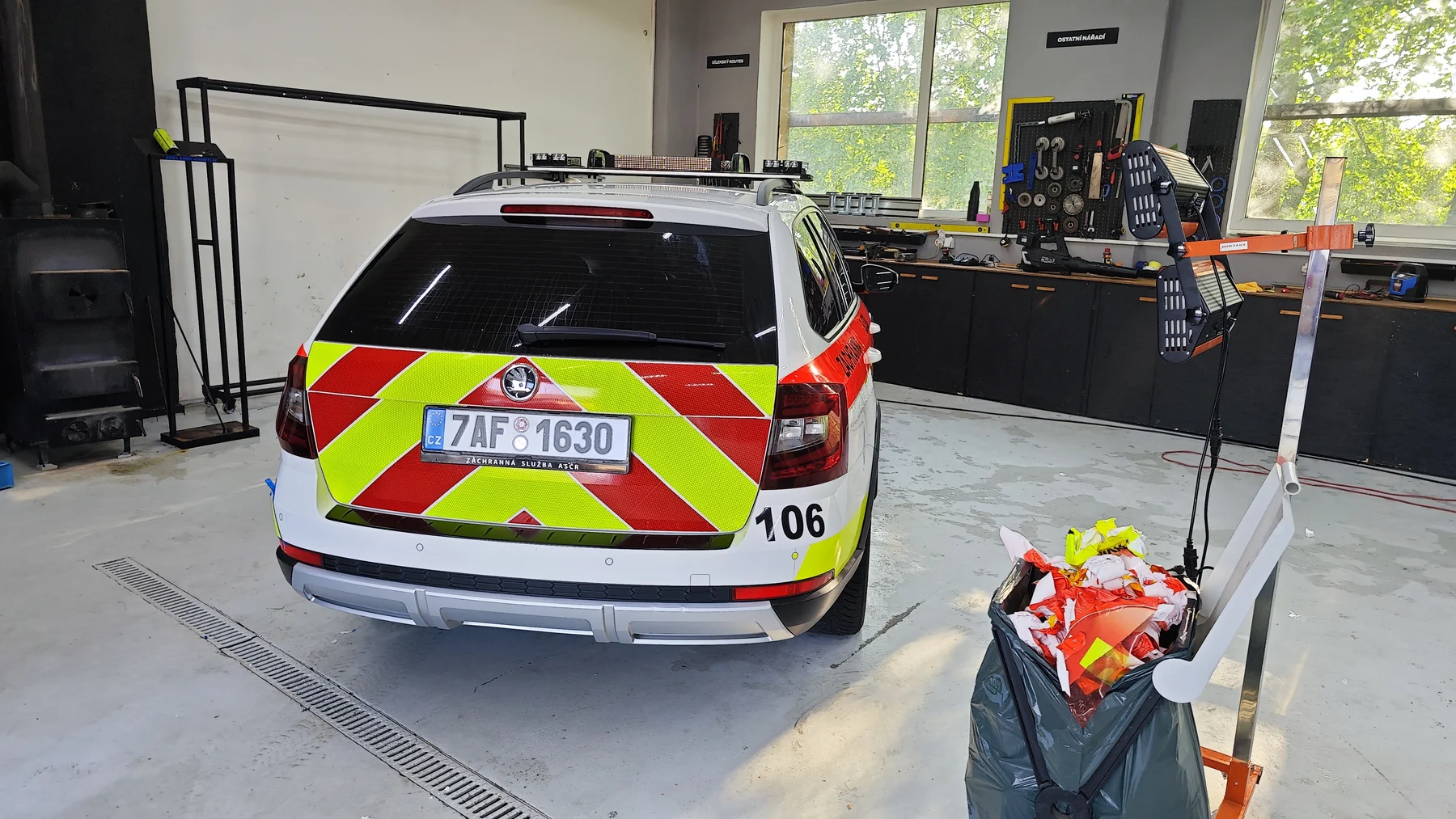 Škoda Octavia ASČR zezadu v dílně během dokončování