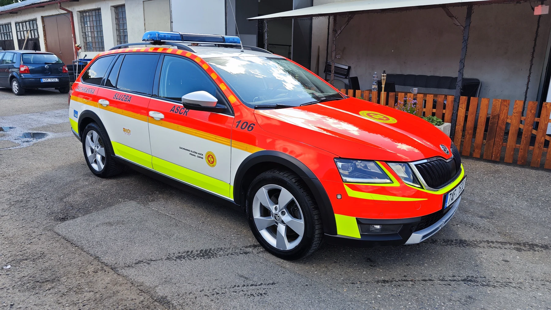 Označená Škoda Octavia ASČR z opačné přední strany