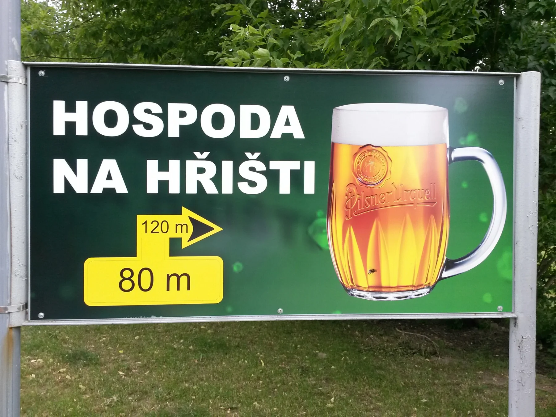 Blízký pohled na tabuli Hospoda Na hřišti na sloupcích