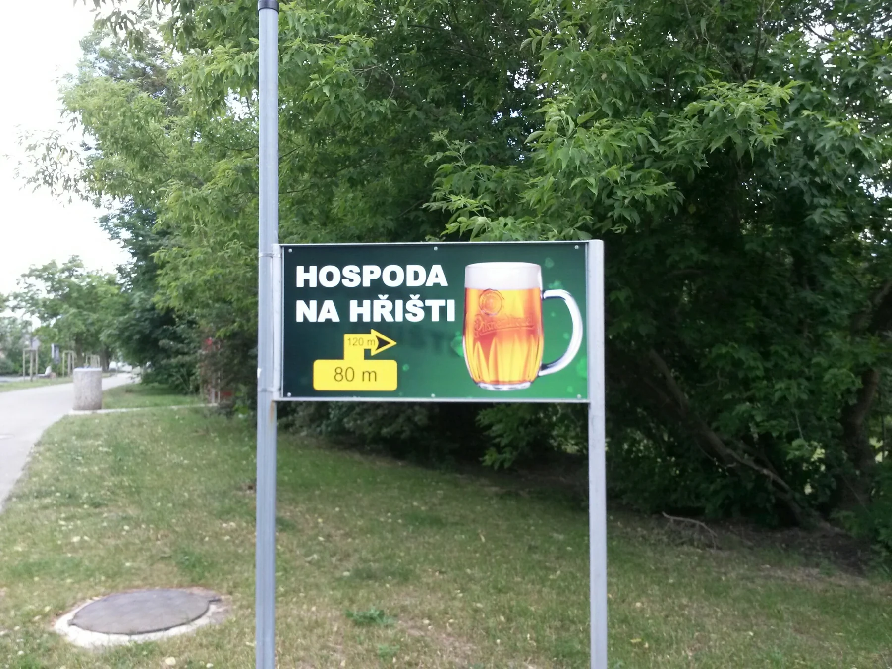 Další směrová tabule Hospoda Na hřišti se žlutou šipkou