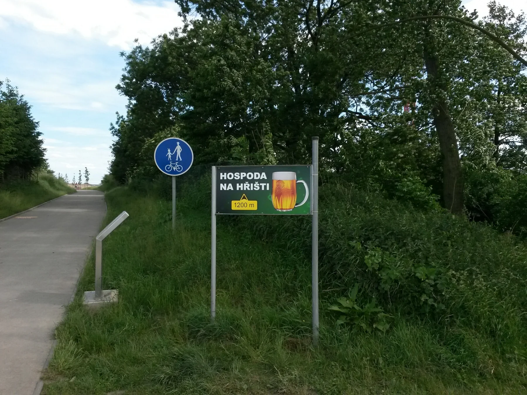 Směrová tabule Hospoda Na hřišti umístěná u cesty