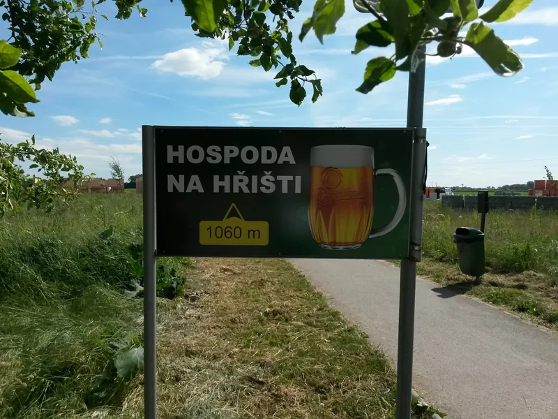 Zelená směrová tabule Hospoda Na hřišti s motivem piva