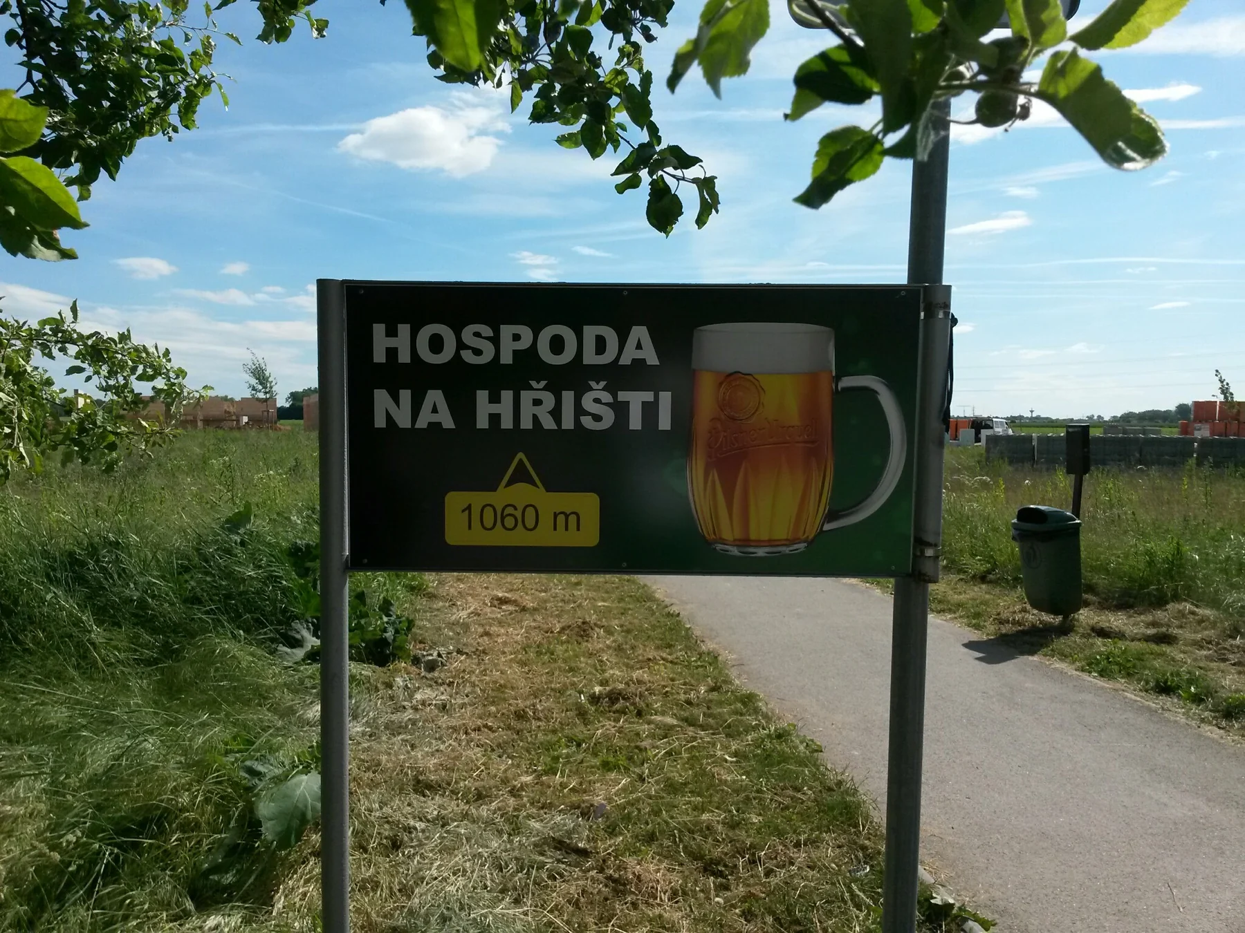 Zelená směrová tabule Hospoda Na hřišti s motivem piva