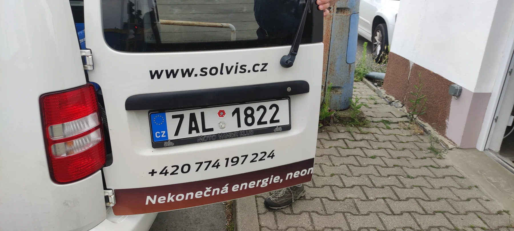 Zadní dveře pracovního Caddy s webem a kontaktem SOLVIS