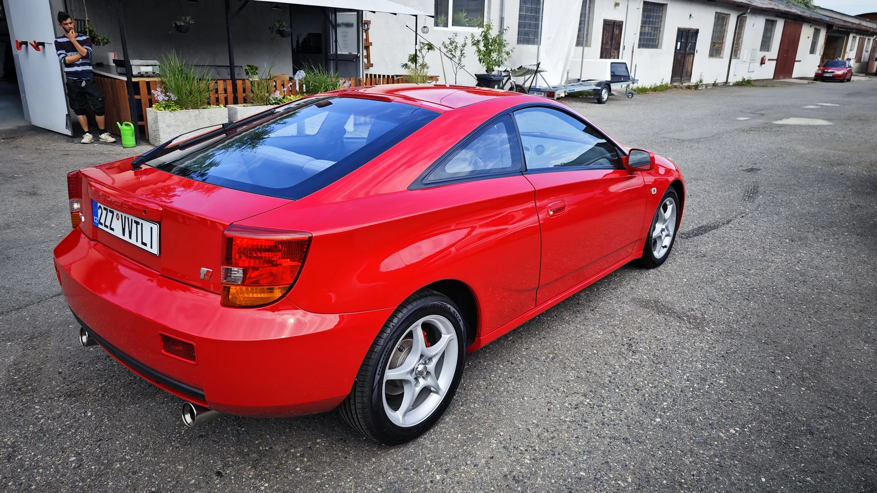 Červená Toyota Celica zezadu a z boku