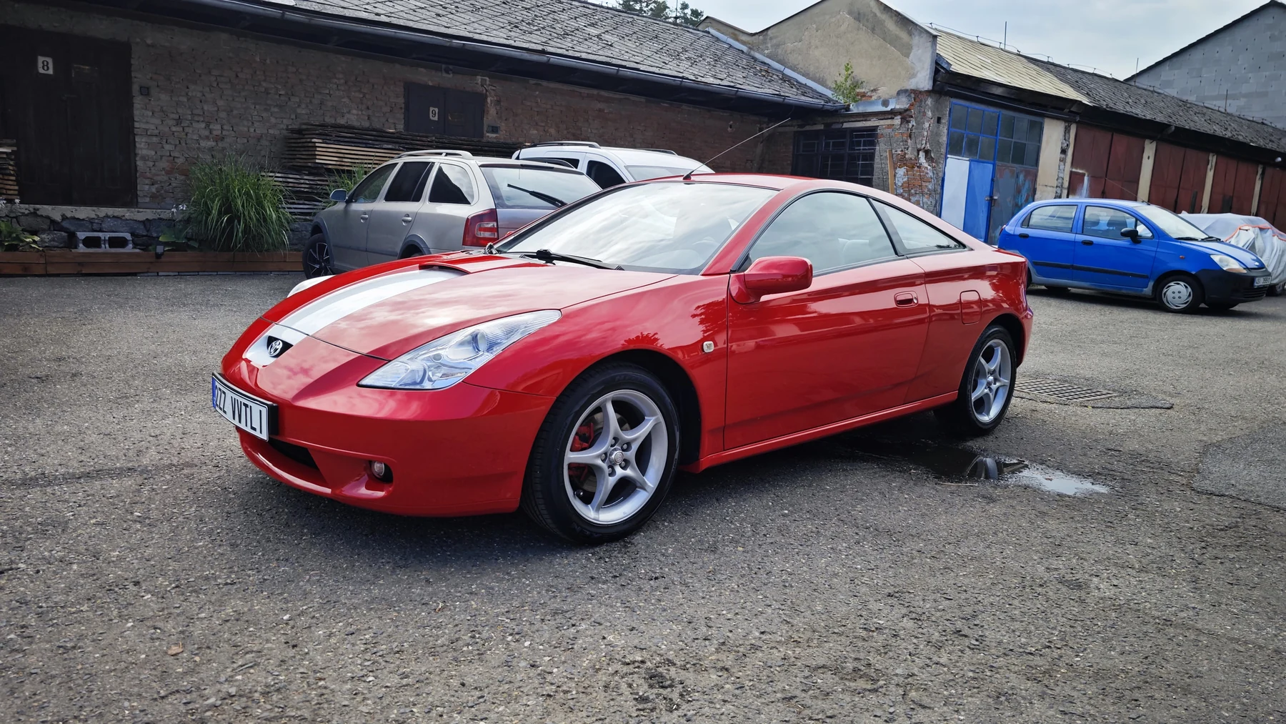 Toyota Celica s bílou grafikou kapoty z opačné přední strany