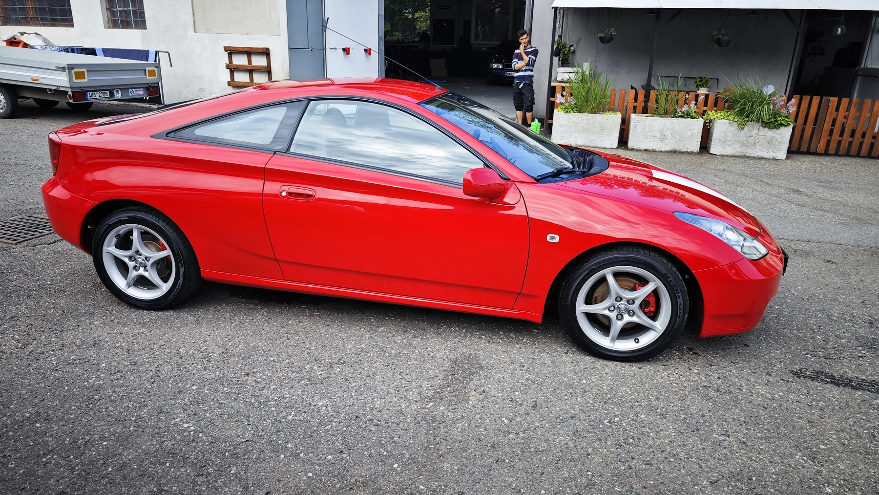 Boční profil červené Toyoty Celica po aplikaci sportovního pruhu
