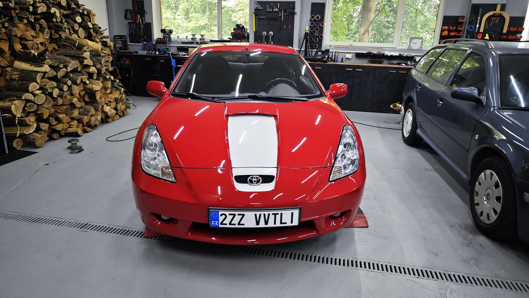 Čelní pohled na Toyotu Celica s bílým pruhem a černým lemem