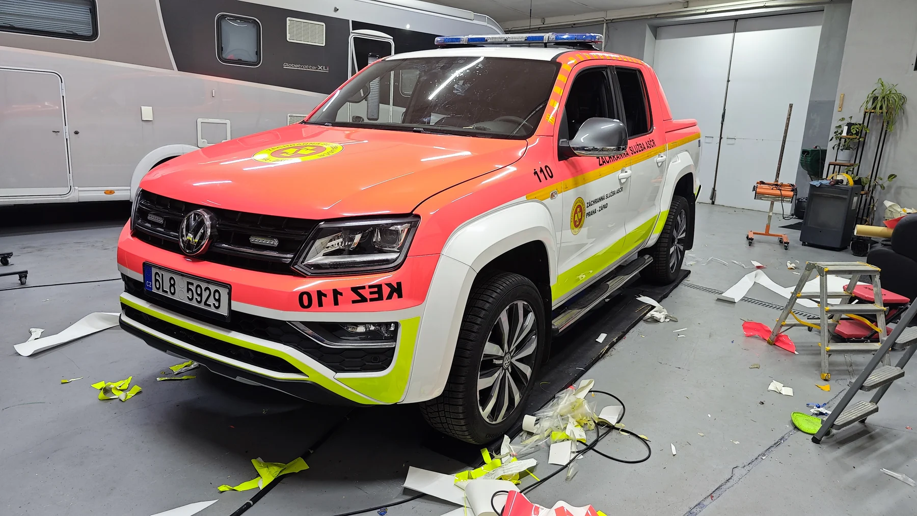 Volkswagen Amarok ASČR s oranžovožlutým označením zepředu