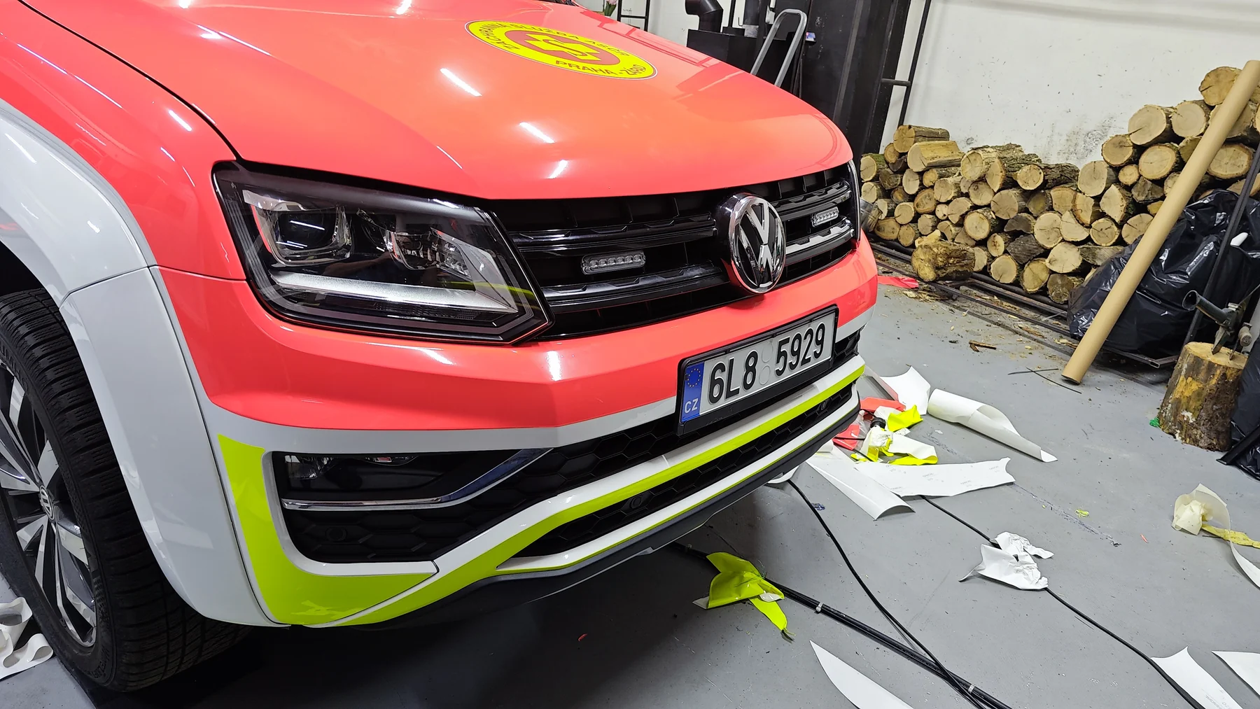Detail přední části polepu záchranářského Volkswagenu Amarok