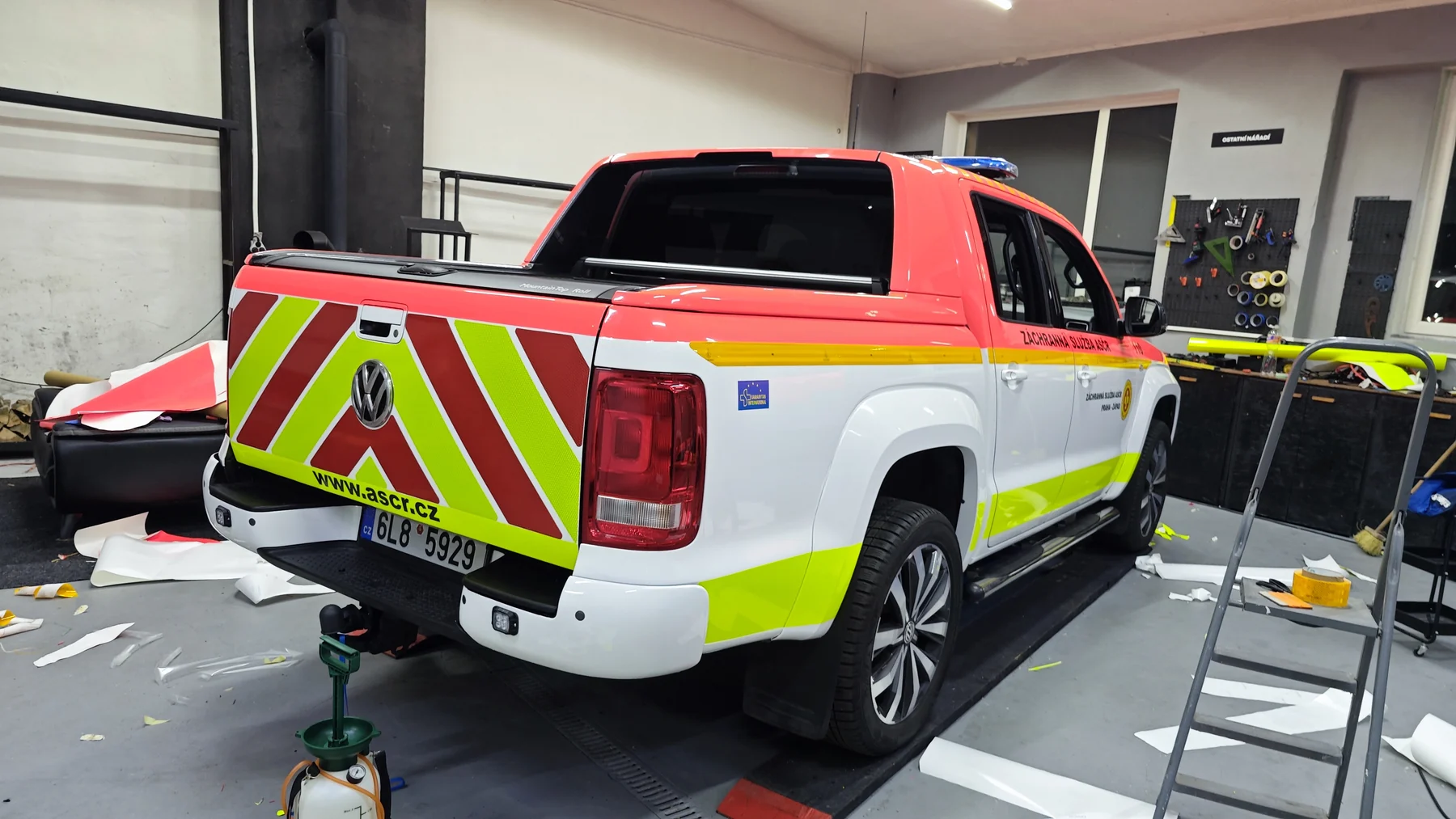 Zadní část Volkswagenu Amarok ASČR s červenožlutou grafikou