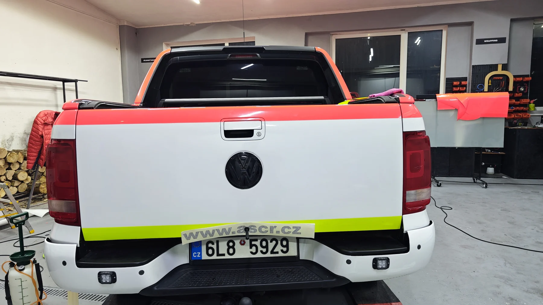 Zadní čelo Volkswagenu Amarok ASČR během přípravy polepu