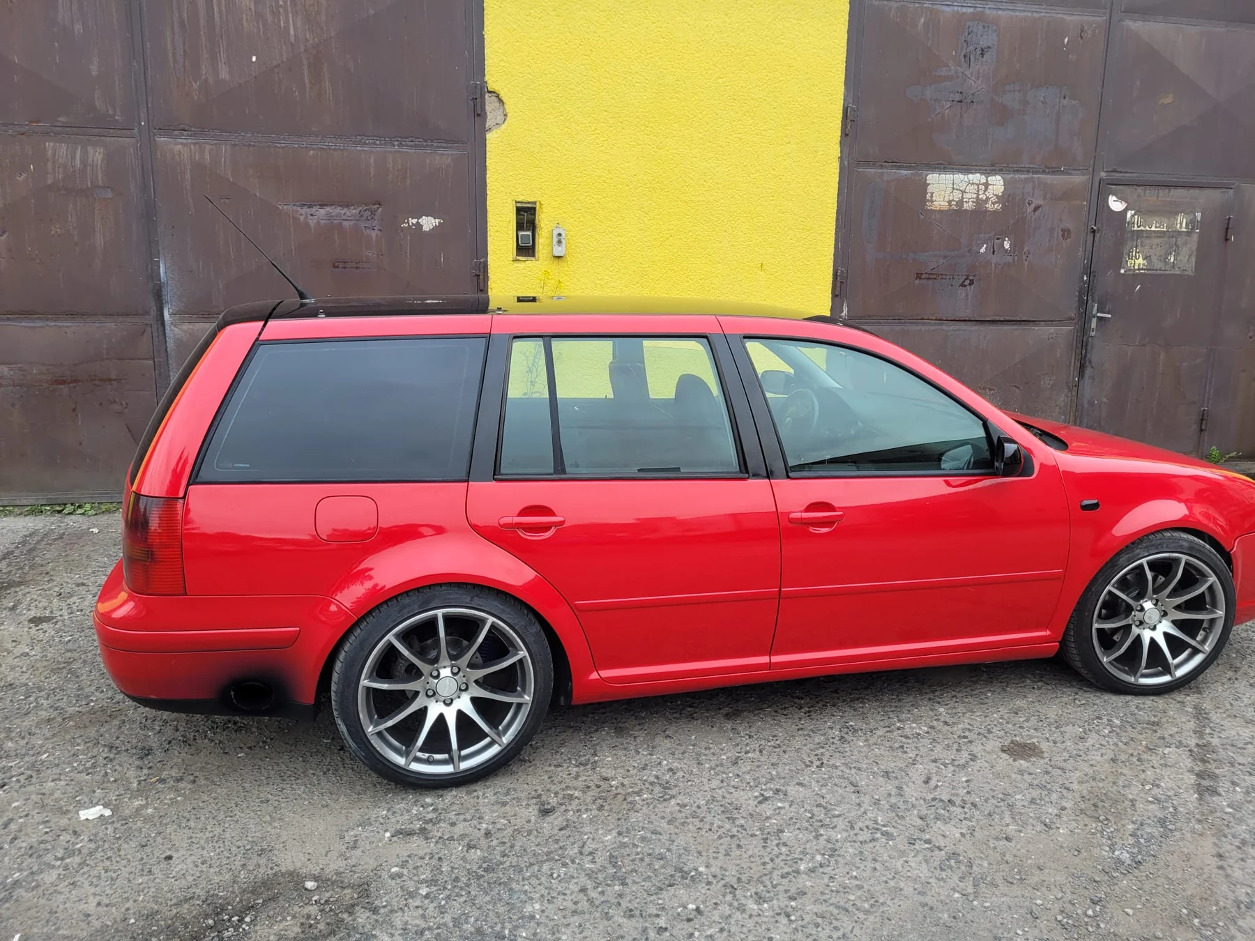 Volkswagen Golf kombi po červeném celopolepu v bočním pohledu