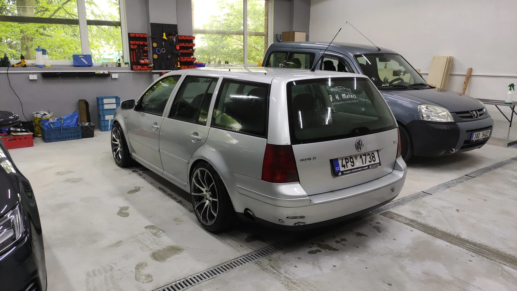 Stříbrný Volkswagen Golf kombi v dílně před změnou barvy