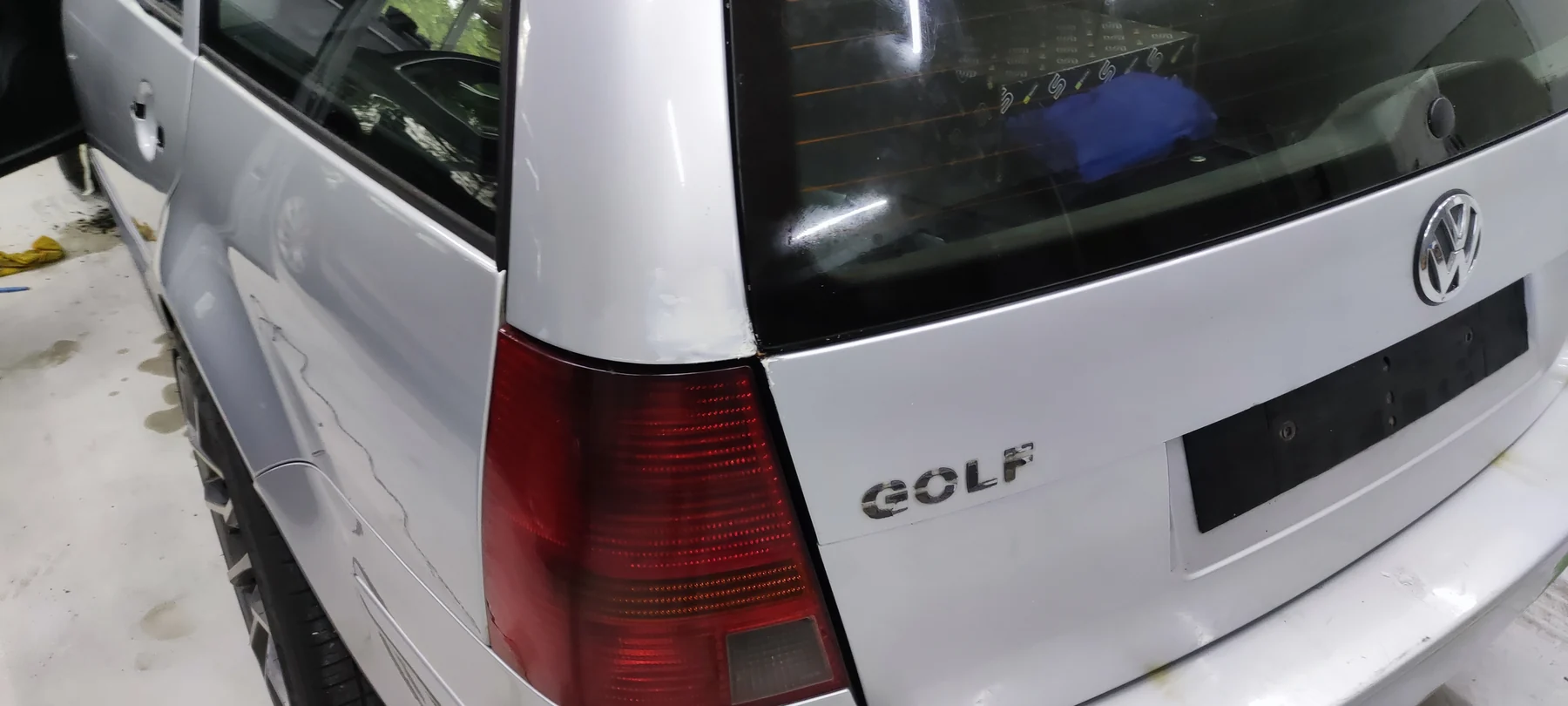 Zadní část Volkswagenu Golf v původním světlém provedení