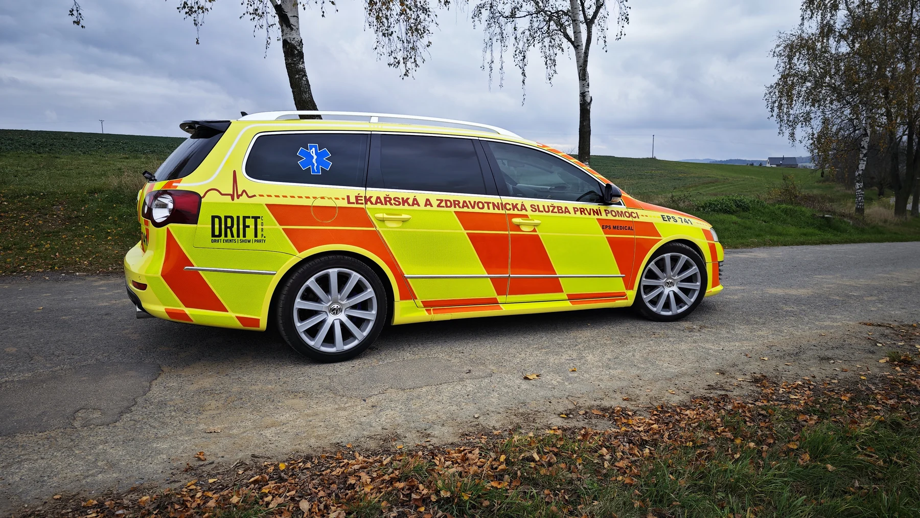 Boční profil Volkswagenu Passat EPS Medical se zdravotnickou grafikou