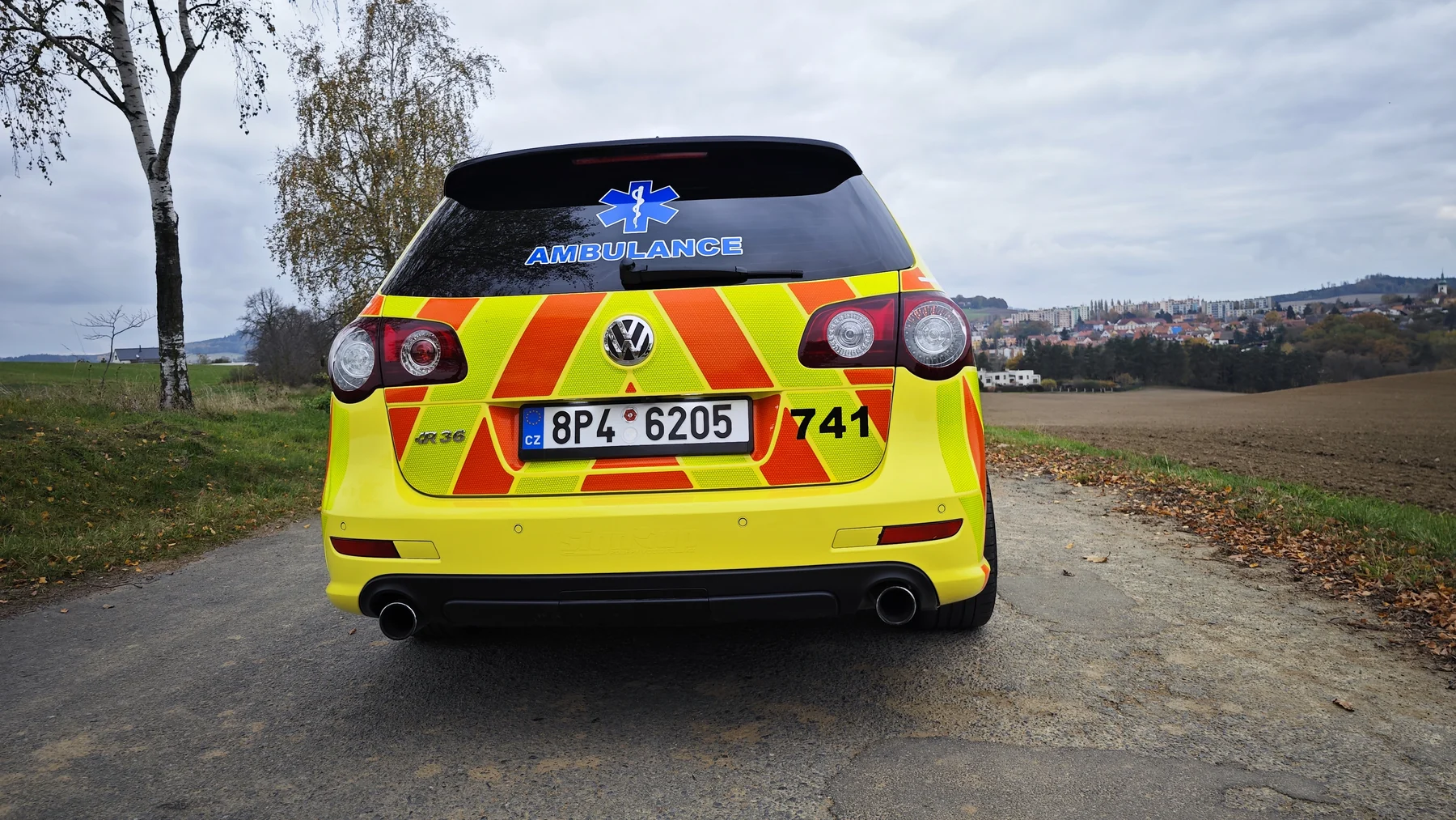 Zadní část Passatu EPS Medical se šikmým kontrastním značením