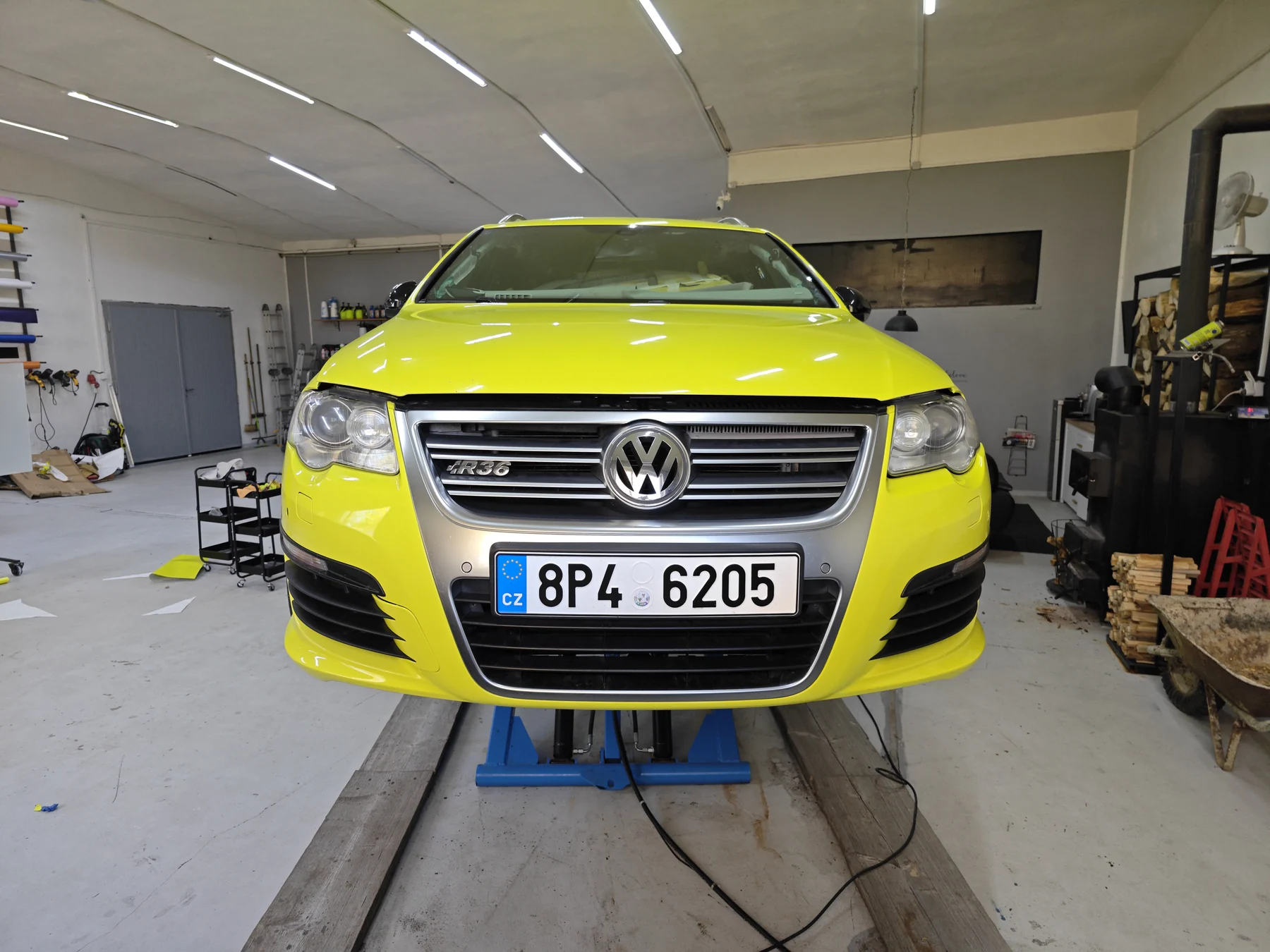 Žlutý Volkswagen Passat před doplněním označení EPS Medical