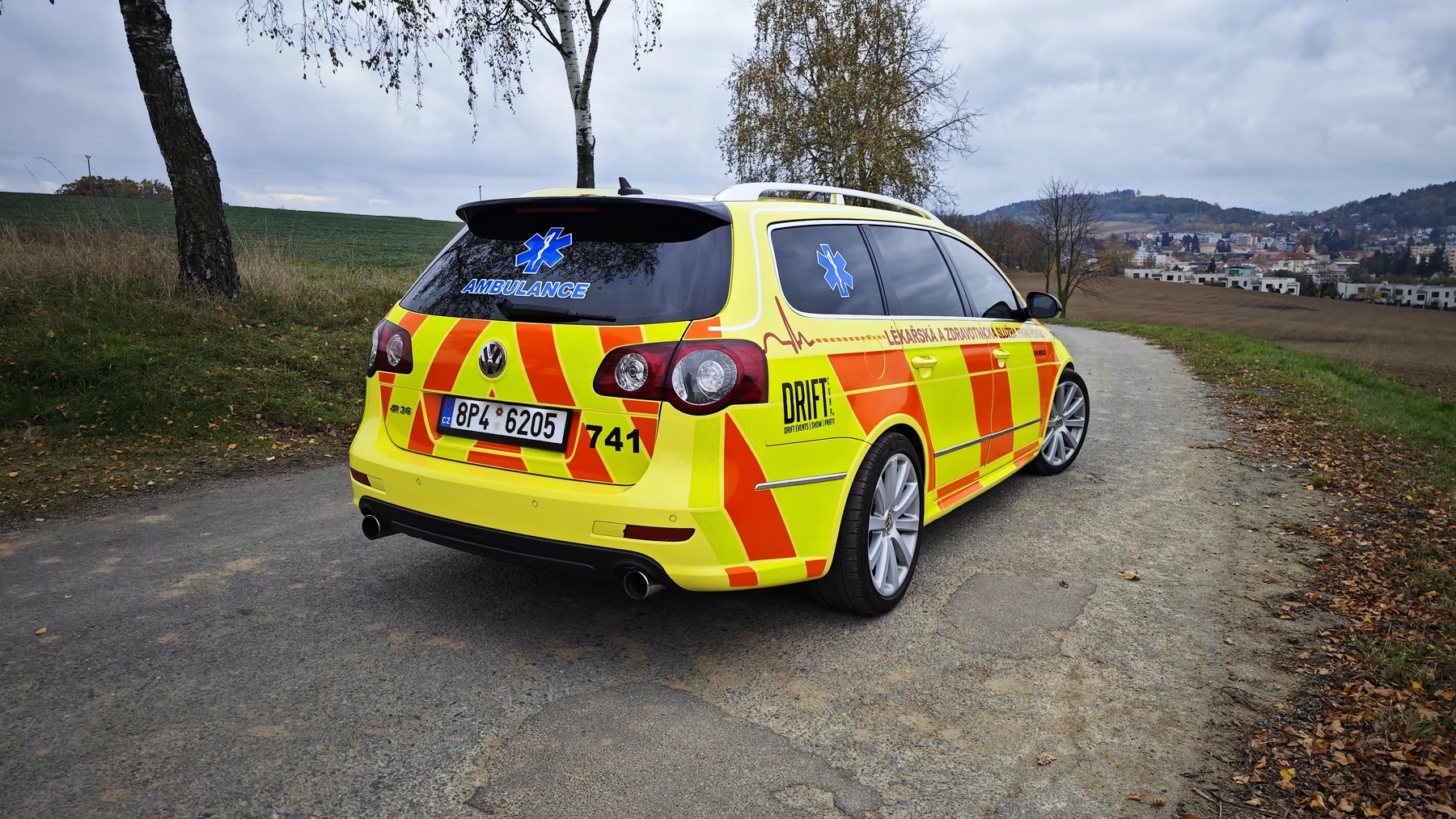 Volkswagen Passat EPS Medical zezadu a z boku na silnici