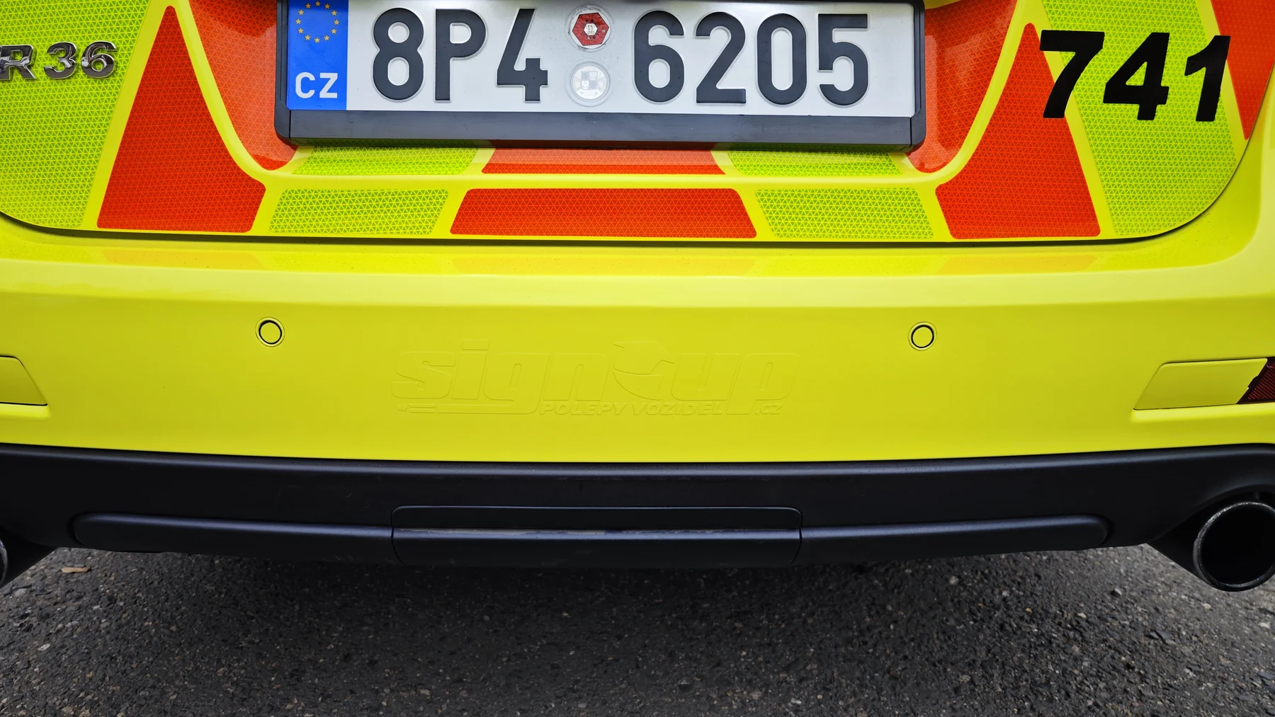 Detail textového označení zadní části Passatu EPS Medical