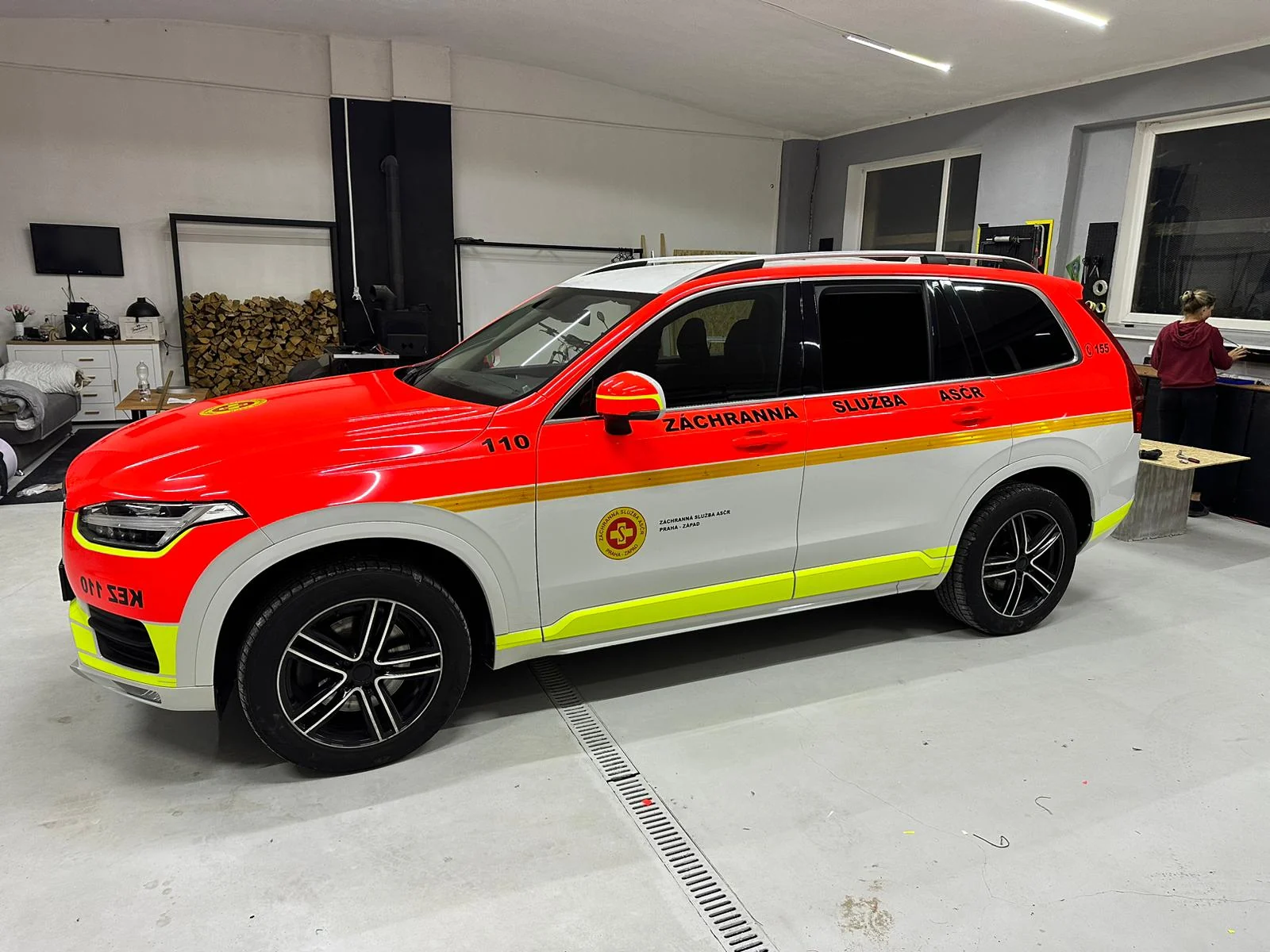 Levý bok Volva XC90 s nápisem Záchranná služba ASČR a červeným a žlutým polepem