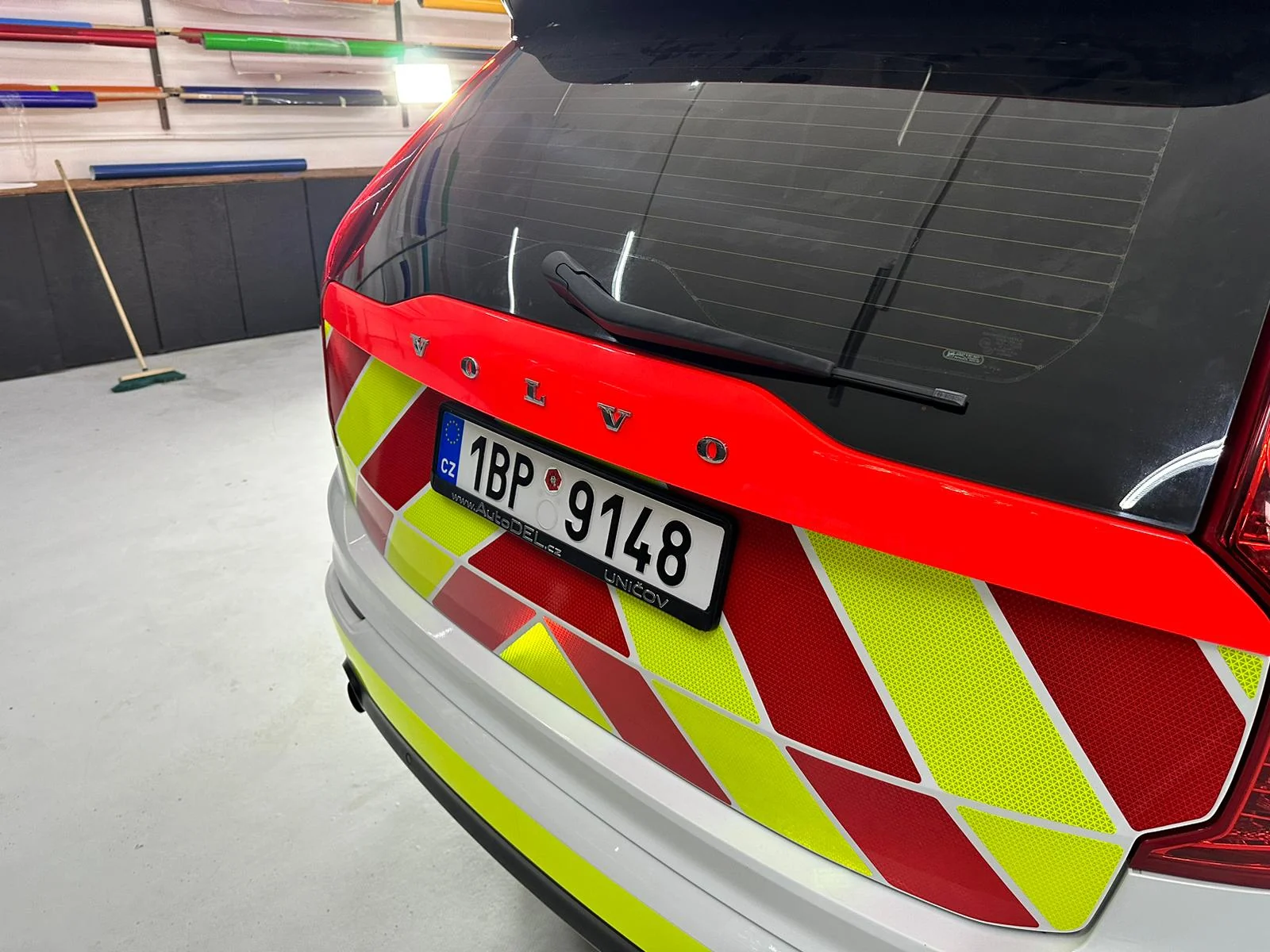 Detail zadních dveří Volva XC90 s červenými a žlutými šikmými pruhy