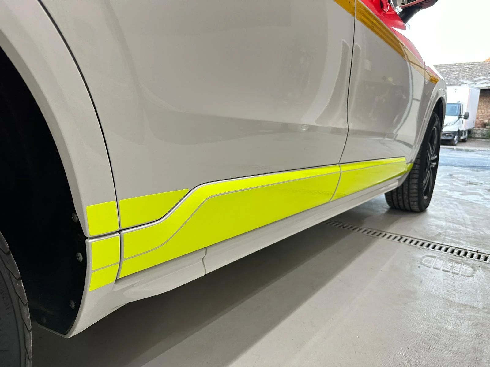 Žlutý pás polepu podél spodní části dveří a prahů Volva XC90