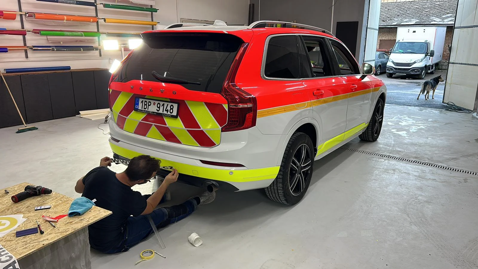 Dokončování polepu zadního nárazníku Volva XC90 v dílně