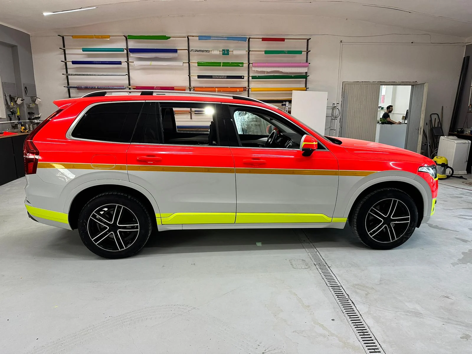 Bok Volva XC90 s rozpracovaným červenožlutým značením nad bílou spodní částí