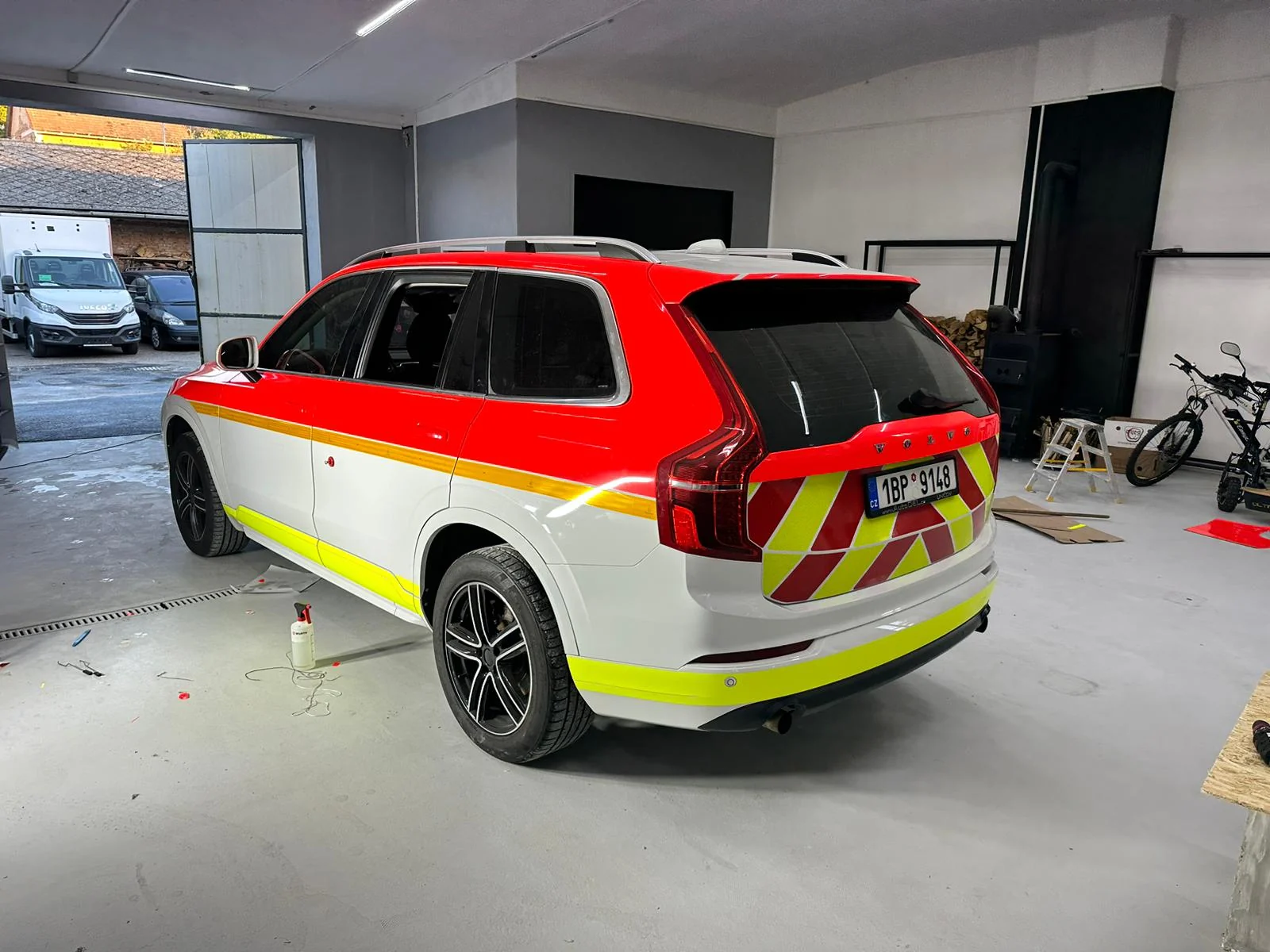 Volvo XC90 s barevnými plochami před doplněním všech nápisů zezadu