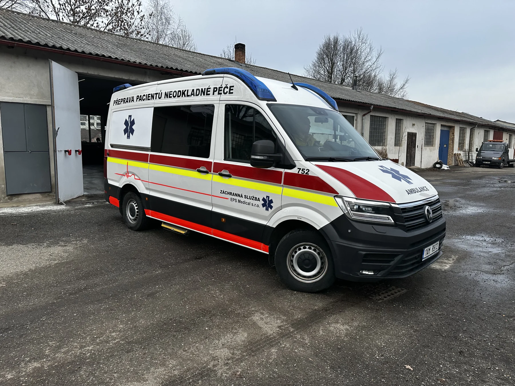 Volkswagen Crafter pro přepravu pacientů s červeným a žlutým značením zepředu