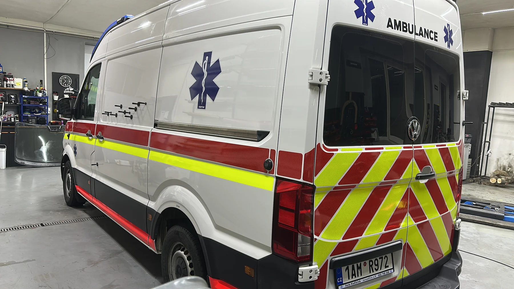 Zdravotnický Volkswagen Crafter v dílně během práce na označení