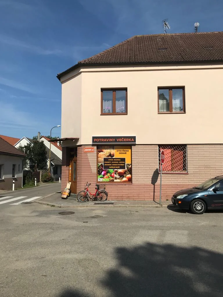 Celkové označení prodejny potravin a večerky v uliční zástavbě