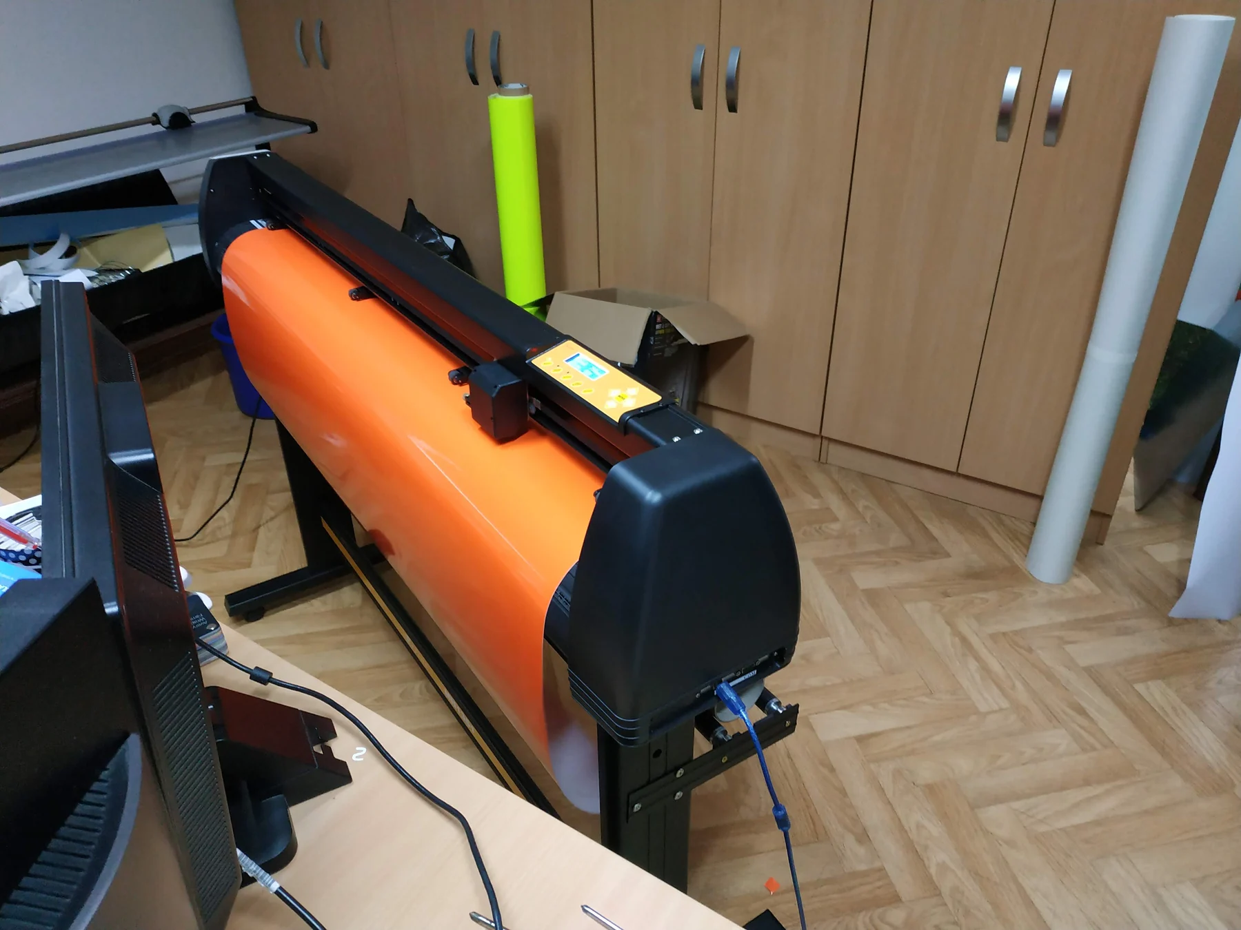 Oranžový materiál v řezacím zařízení při přípravě grafiky